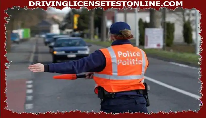 Mit jelent a rendőr, amikor piros lámpát vet keresztbe a sofőr irányába ?