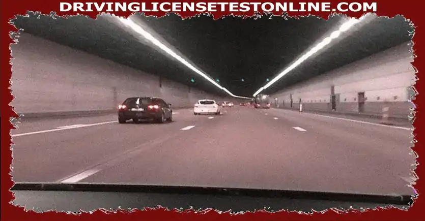 Tunnelissa olevan tulipalon takia liikkumattomana odotat apua pysymällä ajoneuvossasi :