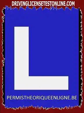 Titular de una licencia de conducir provisional, ¿dónde debería poner una L en mi coche ?