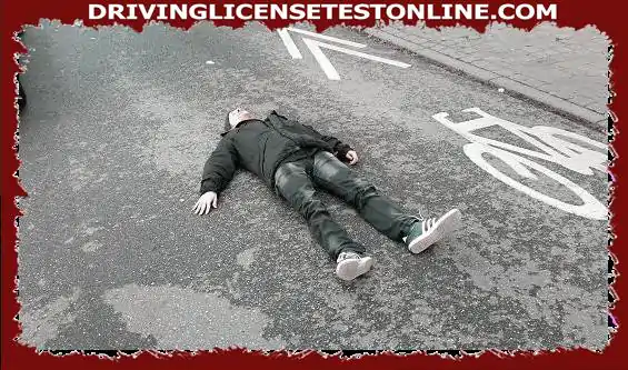 Acabei de atropelar este pedestre, ele está deitado na estrada em estado de choque :