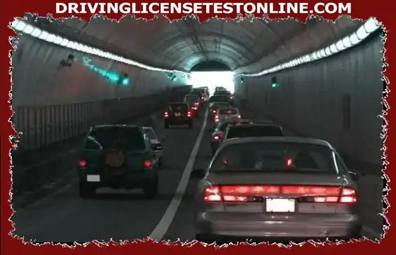 このトンネルでの交通渋滞のために動けなくなっているので、私はアドバ�...