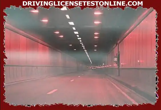 Al atravesar un túnel, debo mantener una distancia mínima de seguridad con el vehículo...