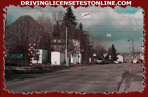 At this level crossing neither equipped with a barrier nor with lights: