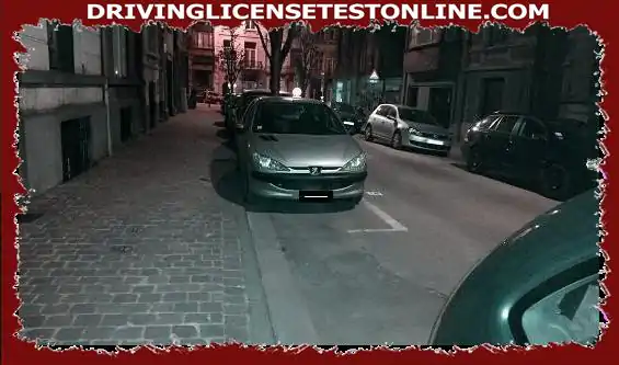 Паркирам своје возило у овој добро осветљеној градској улици :