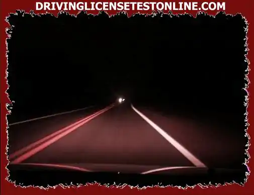 En esta carretera mal iluminada, por la noche, conduzco con luz de carretera . planeo adelantar a un conductor . ¿Debo cambiar a luz de cruce ?