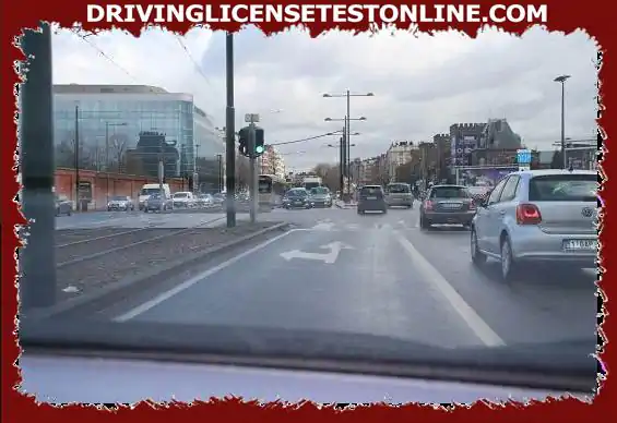 Estas flechas blancas significan que los conductores en la intersección: