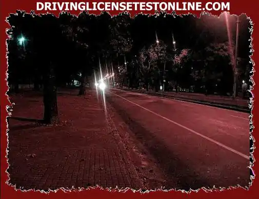 's Nachts, op deze goed verlichte weg, als er geen bestuurder vooraan staat, rijd ik met mijn lichten: