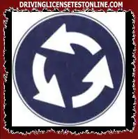Biển báo được hiển thị buộc người lái xe phải lái xe theo hướng được chỉ ra bởi các mũi tên