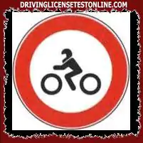 Gösterilen işaret, motosikletlerin geçişini yasaklıyor