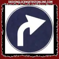 Zobrazená značka upozorňuje na povinnosť odbočiť doprava