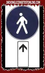 Gösterilen işaret, yaya caddesinin başlangıç ​​noktasını vurgulamaktadır.