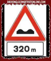Показаният знак показва участък от деформиран път с дължина 320 метра