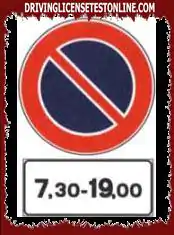 El letrero que se muestra prohíbe el estacionamiento de 7 . 30 a 19 . 00