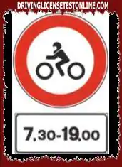 The signal shown allows the transit of motorcycles only in the indicated hours