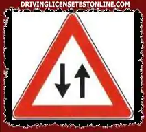 Den avbildade signalen meddelar att, lite längre fram, kommer du att stöta på fordon som kör...