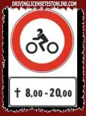 Το σήμα που εμφανίζεται επιτρέπει τη διέλευση μοτοσικλετών τις Κυριακές από 8 . 00 έως 20 . 00