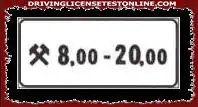 The supplementary panel shown indicates the time slot of the working days during which the prescription of the signal under which it is placed applies