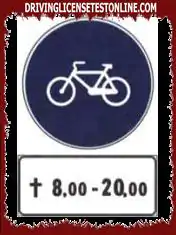Zobrazený signál umožňuje prechod z 8 . 00 na 20 . 00 iba počas sviatkov pre cyklistov