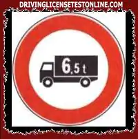 In the presence of the sign shown, the transit of lorries is prohibited if on the registration certificate a fully laden mass exceeding 6.5 tonnes is indicated