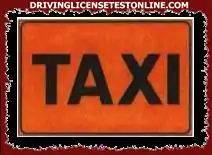 표시된 표지판은 서비스 중인 택시를 위한 주차 공간을 나타냅니다.