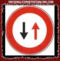Yksisuuntaisella ajoradalla esitetty merkki ilmoittaa kaksisuuntaisen liikenteen alkua