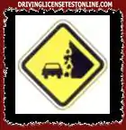 경고 표지판은 도로 사용자에게 다음이 있는 지역임을 알려줍니다.
