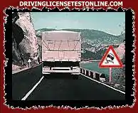 Ņemot vērā fotogrāfijā novērotos apstākļus, kāds drošības attālums jums jāievēro starp automašīnu un kravas automašīnu, kas atrodas priekšā ? .
