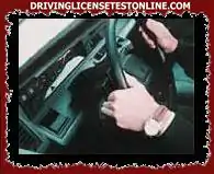 Debe utilizar ambas manos para operar el volante ?.
