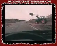 Vous devez céder le passage au tracteur venant de votre droite sur un chemin de terre
