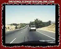 Սպիտակ տրանսպորտային միջոցի վարորդը, որը շրջում է իր մեքենայի դիմաց, տեղափոխվել է ճանապարհի աջ եզր ՝ հեշտացնելու համար առաջ անցնելու մանևրը