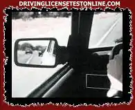 A fényképen látható jármű vezetője úgy állította be a bal tükröt, hogy a...