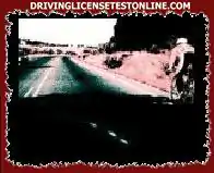 Fotol nähtav jalgrattur sõidab väga väikese kiirusega , tungib teeosa . Sõiduauto juht...