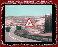 Fotol olev kolmnurkne märk hoiatab teid ohu eest, mis on tingitud teepiirkonna lähedusest,...