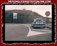 Föraren av det vita fordonet har stannat vid den plats som visas på bilden för att följa STOP . -signalen. Hans position är korrekt ?
