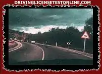 La señal triangular que se muestra en la imagen indica peligro debido a la proximidad de un lugar por el que se puede cruzar la carretera con frecuencia. . .