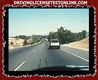 El conductor del vehículo blanco que se muestra en la imagen se agarra al borde derecho de la carretera para facilitarle las maniobras de adelantamiento. Su comportamiento es correcto ?.