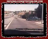 Fotol nähtava sinise sõiduki juht kavatseb vasakule suunda muuta, ületades vasakul...