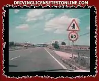 Al cruzar la intersección indicada por la señal triangular en la imagen, se le permite conducir...