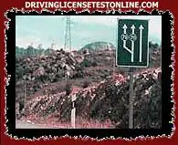 Du kör med din bil 90 kilometer i timmen på höger körfält . När du når skylten som visas på bilden måste du byta körfält ? .