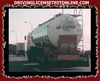 Chiếc xe tải chở dầu nhìn thấy trong ảnh đang vận chuyển hàng nguy hiểm...