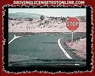 La señal de STOP que se muestra en la imagen siempre obliga a detenerse en la intersección marcada ?.