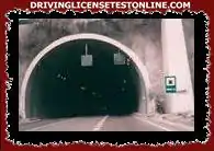 Você tem permissão para parar ou estacionar no túnel visto na foto ?
