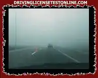 Με πολύ πυκνή ομίχλη, . οδηγείτε κατά τη διάρκεια της ημέρας με τα εμπρός και πίσω φώτα ομίχλης και τη χαμηλή δέσμη . Οδήγηση σωστά ? .