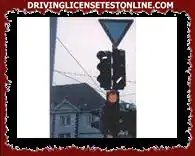 Als je bij een kruispunt aankomt vind je dit bord . wat te doen als je met de auto rijdt ? .