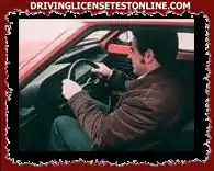 Πιστεύετε ότι . ότι η οδήγηση πολύ κοντά στα χειριστήρια του οχήματος είναι ασφαλέστερη ? .