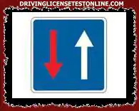 In a narrow section, what does this sign tell you ? .