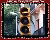 Ak idete autom, narazíte na semafor, ktorý sa skladá z osvetleného bieleho pruhu na...