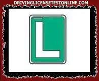 Ο οδηγός που αποκτά άδεια οδήγησης για πρώτη φορά πρέπει να φορέσει αυτήν την πράσινη πινακίδα, τοποθετημένη στο αριστερό πίσω μέρος του αυτοκινήτου του για . . .