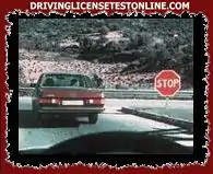 Automjeti që shihet në fotografi ndalet duke vëzhguar trafikun kryq . Kur ky automjet fillon...