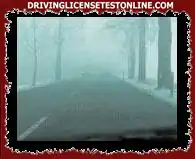 Οδηγείτε σε ένα τμήμα του δρόμου όπου η ομίχλη είναι πολύ πυκνή . Ποια φώτα ομίχλης είναι σωστά για να χρησιμοποιήσετε ? .